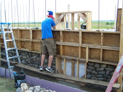 Continuing slipform up the wall.