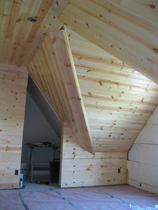 Vaulted, angled ceiling with pine wood.